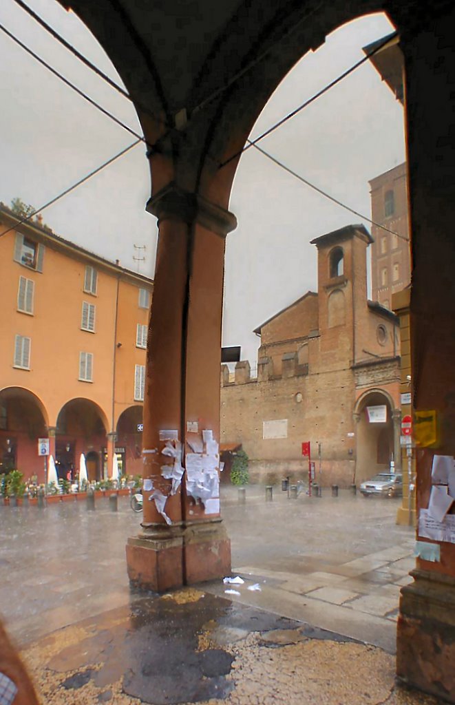 Bologna sotto la pioggia scrosciante