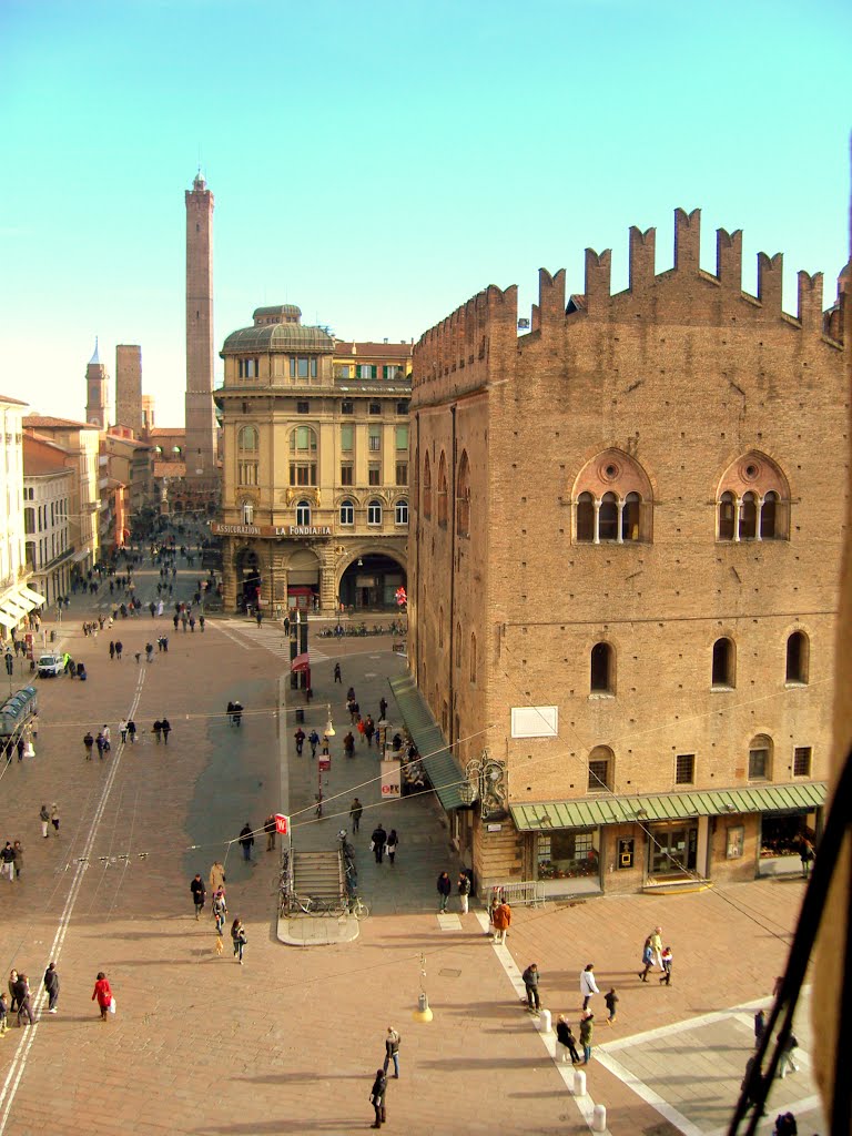 Bologna - Via Rizzoli - Sullo sfondo la Torre degli Asinelli e la Torre Garisenda ! Vista dal 3° piano di Palazzo D Accursio !!