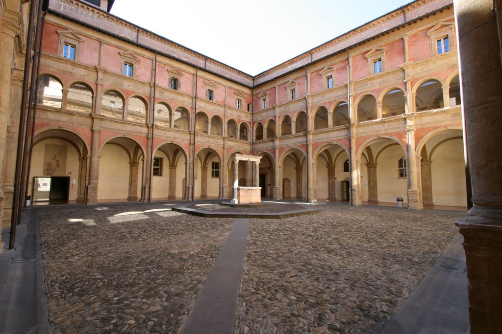 Chiostro di San Giovanni in Monte, già sede del carcere cittadino, ora sede di tre dipartimenti dellUniversità di Bologna (Archeologia, Discipline Storiche e Paleografia e Medievistica).
