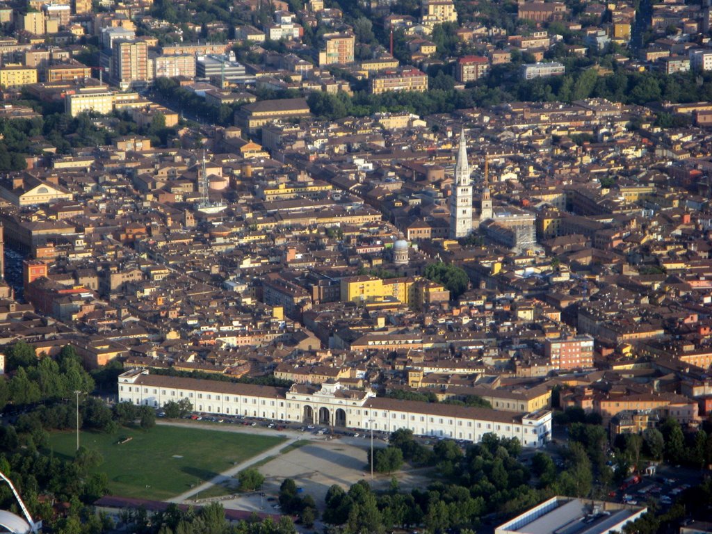Modena, in primo piano il foro Boario, in secondo piano la Ghirlandina