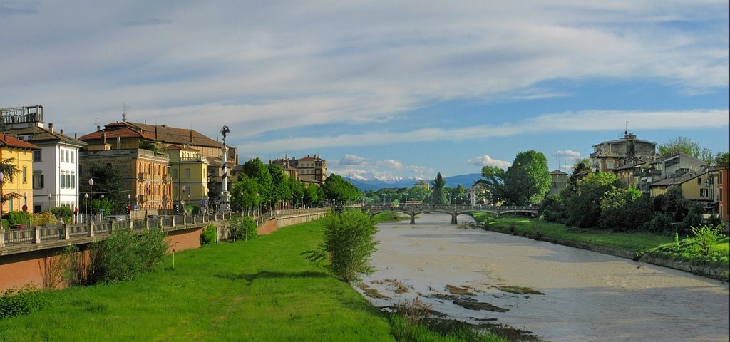 Parma vista da Ponte Europa, sullo sfondo gli appennini innevati.