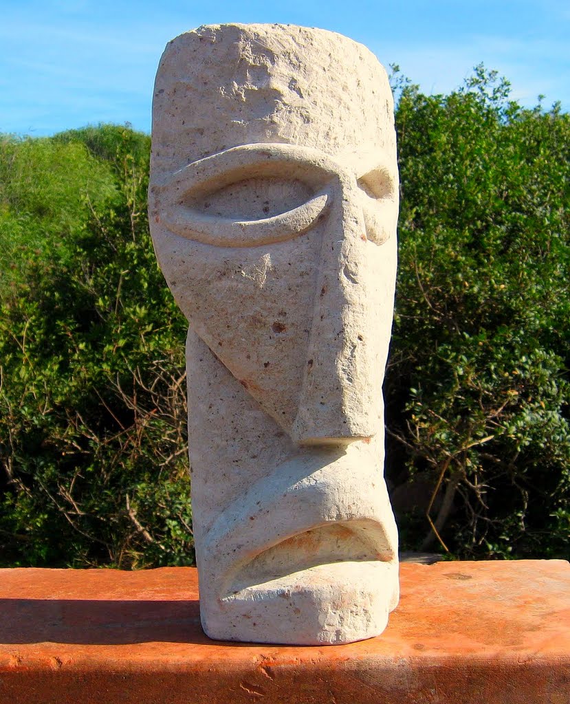 Maschera in trachite grigia scolpita da Uccheddu