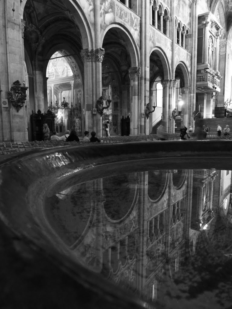 .... uomini senza nome, cercano un pezzo di specchio da vendere o un riflesso del sole. E tutti hanno, tutti hanno, tutti hanno un cuore. " (F.De Gregori)
