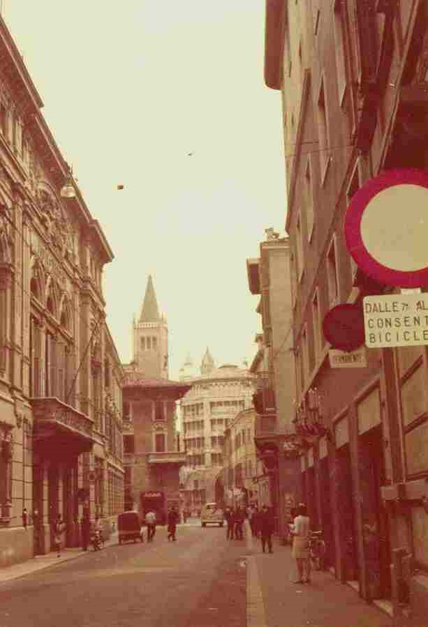 Italia, Parma, calle y baptisterio al fondo
