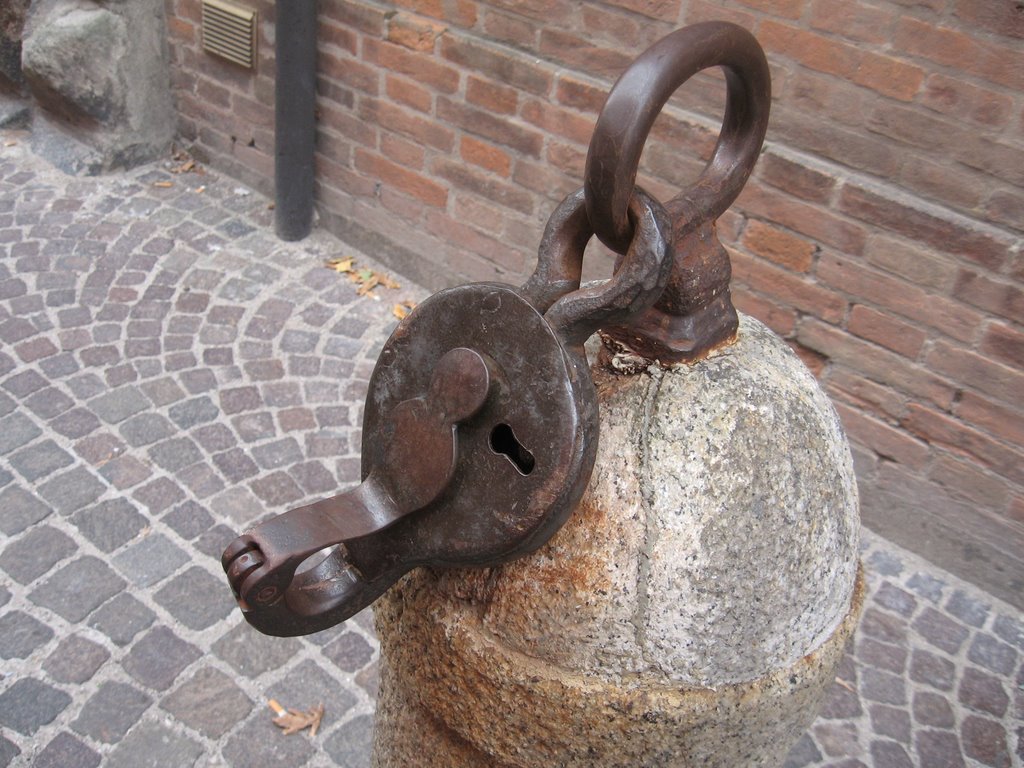 Ravenna street chain lock