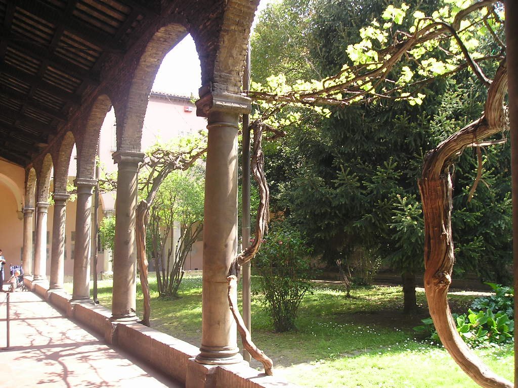 Ravenna, il chiostro di S. Apollinare Nuovo.