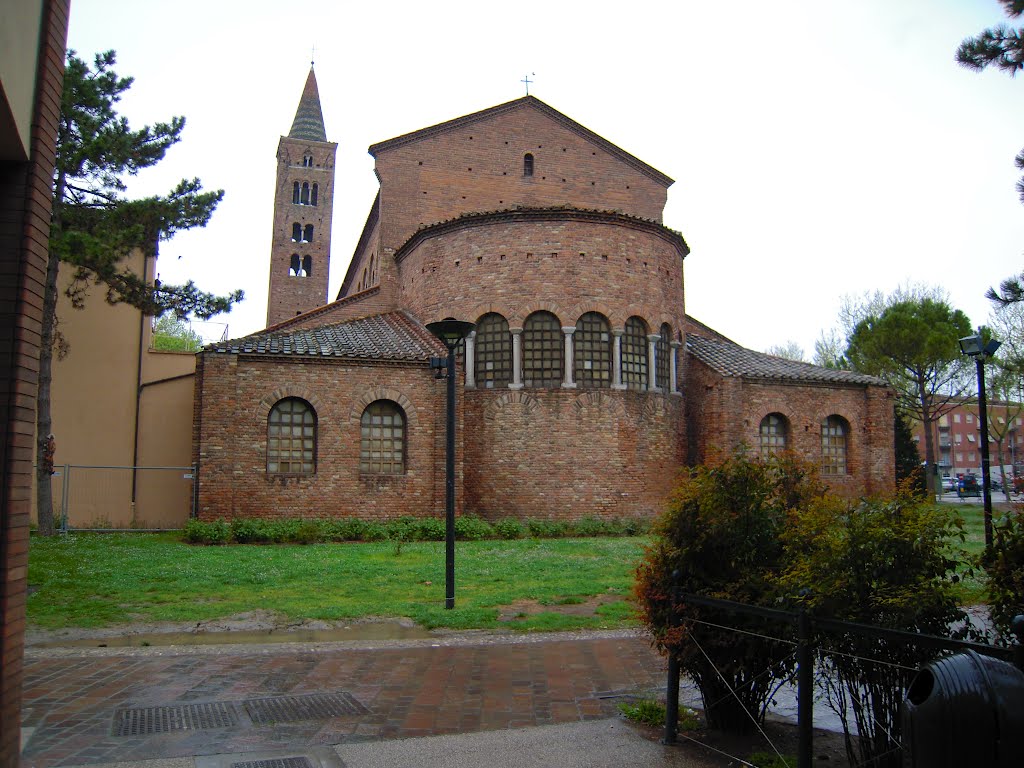 Ravenna - Basilica di S.Giovanni Evangelista, V-XIV Sec. - Lato absidale (13/04/2012)
