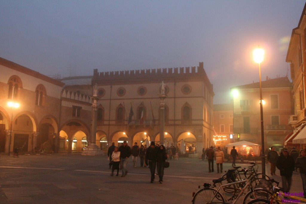 Piazza del popolo immersa nella nebbia..