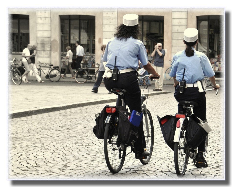 # 186 - 2010 January - Npc - A Ferrara solo in bici, anche chi controlla