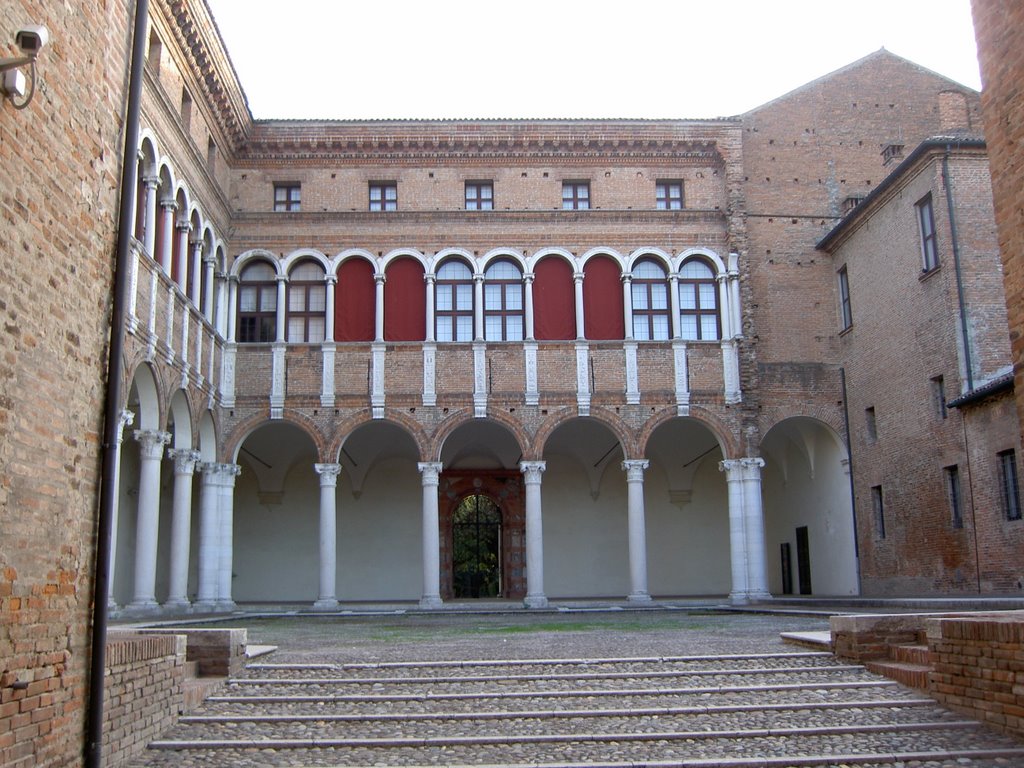 Ferrara 2007 Museo Archeologico cortile
