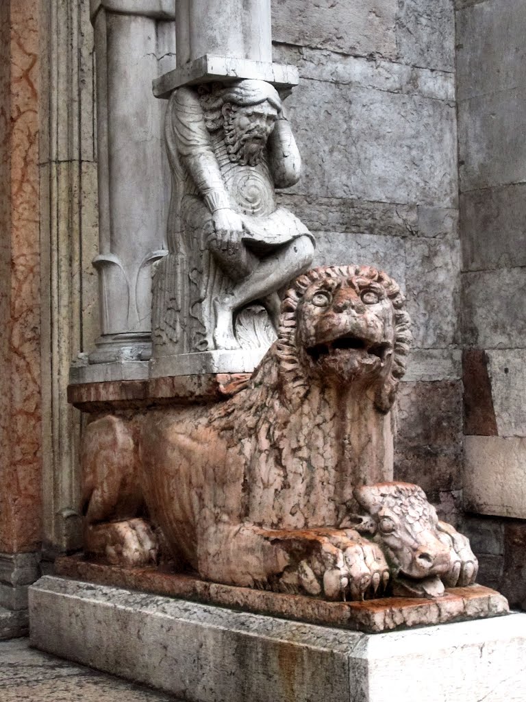 Romanico Ferrararese - Cattedrale - Leone stiloforo sormontato da un talamone