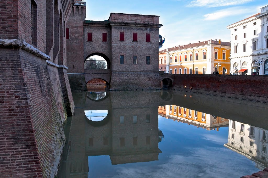 Riflessi nel fossato del castello di Ferrara