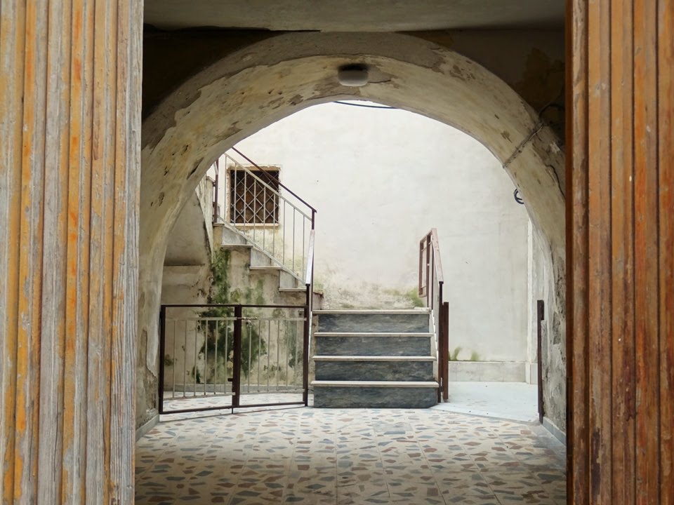 Old door with stairs - Vecchio portone con scale