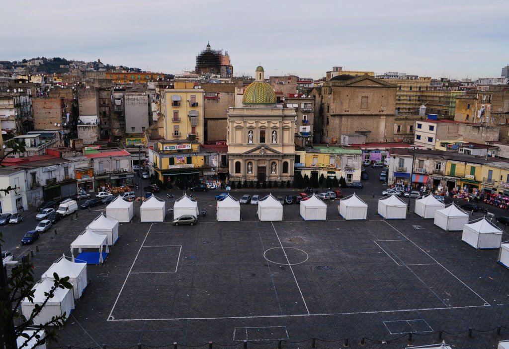 Napoli,  Piazza Mercato è un campo di calcio