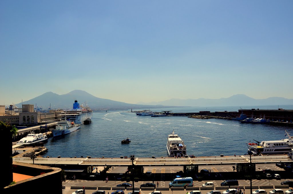 Italia, Napoli, Bacino Angioino e Vesuvio
