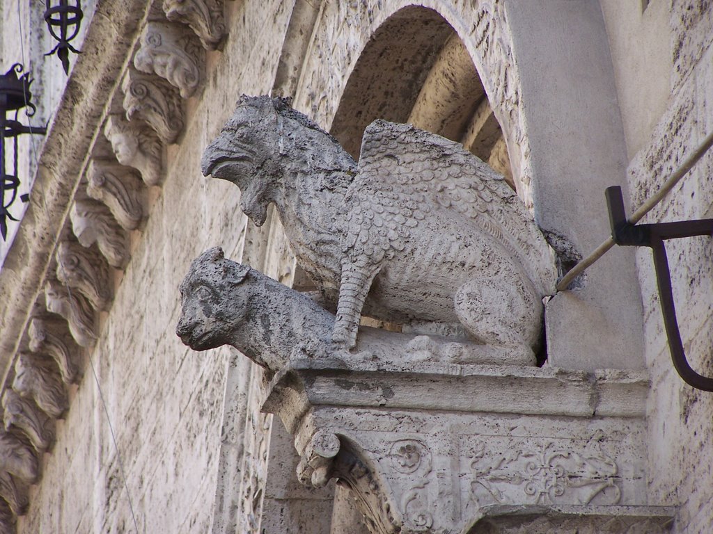 Perugia - Palazzo del Capitano del Popolo - Le gorgulie