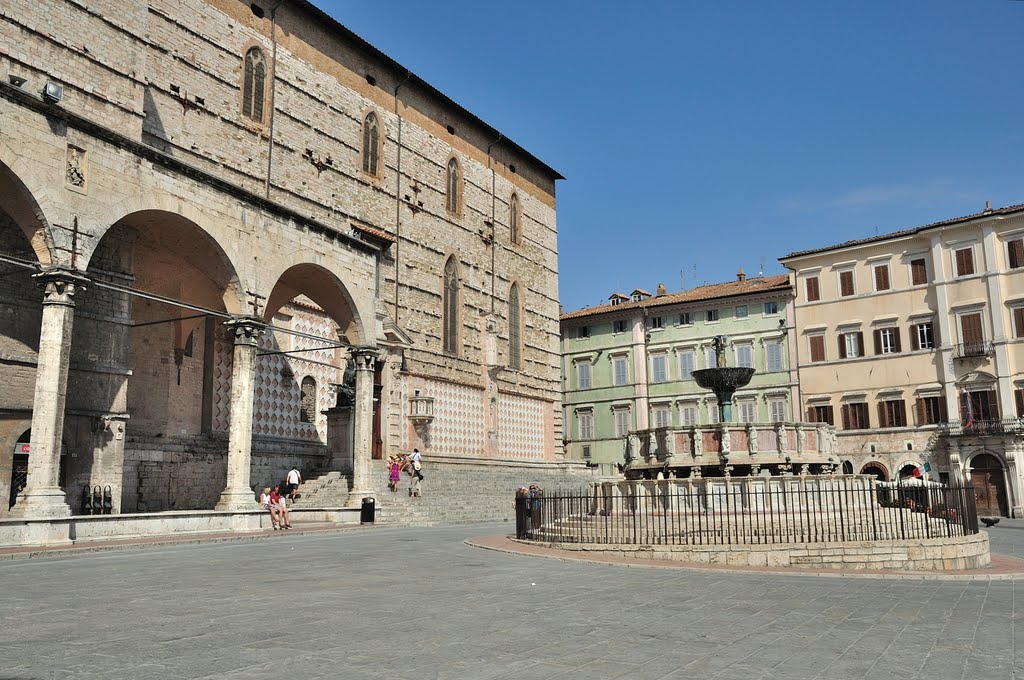 Perugia: Piazza IV Novembre con la Fontana Maggiore e a sinistra la Cattedrale di San Lorenzo. (21-08-2010)