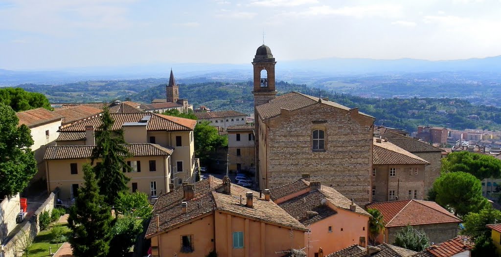 Perugia: la Chiesa di Santo Spirito e il Campanile della Chiesa di Santa Giuliana. (23-08-2010)