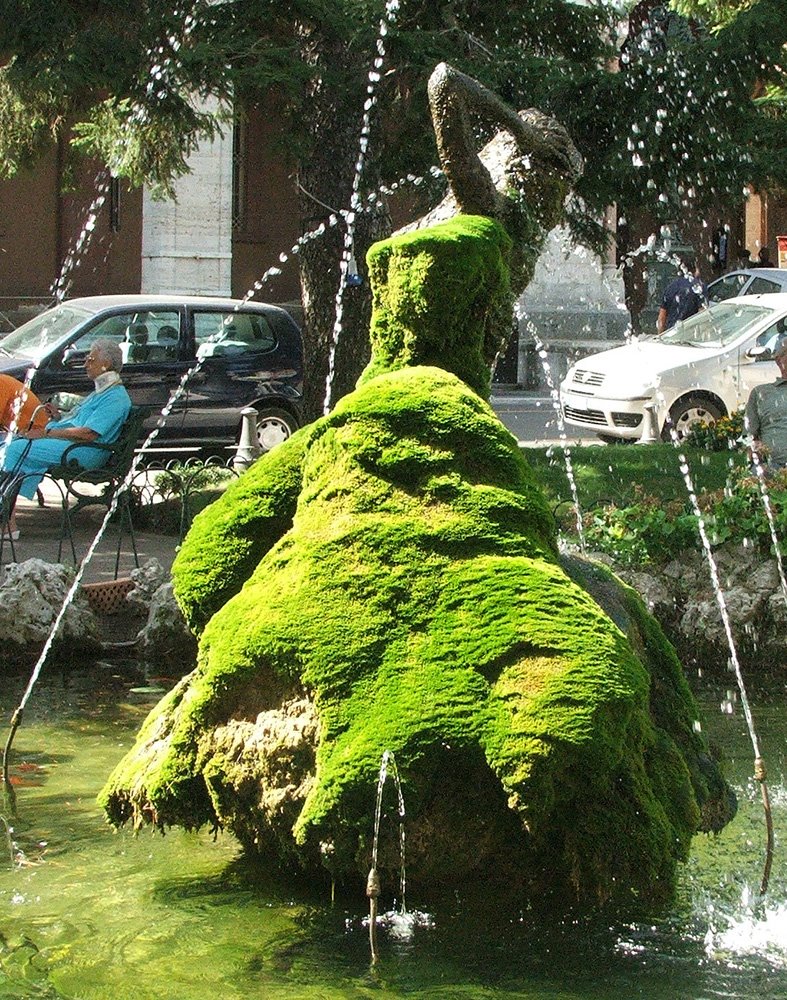 Living statue dancing in the fountain