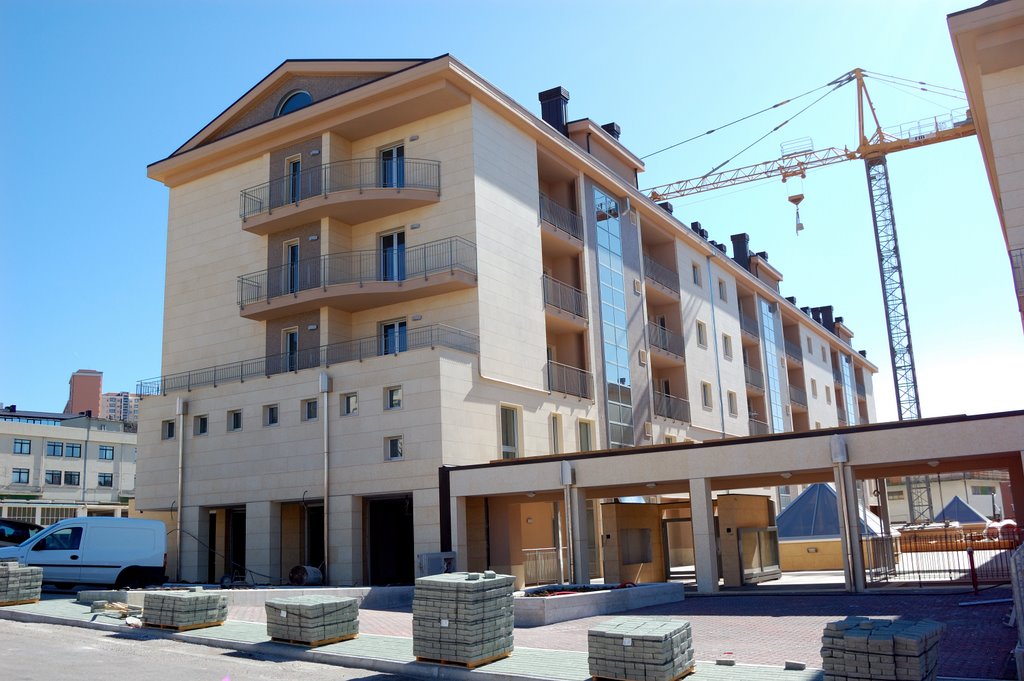 nuovi palazzi lungo via Anzio