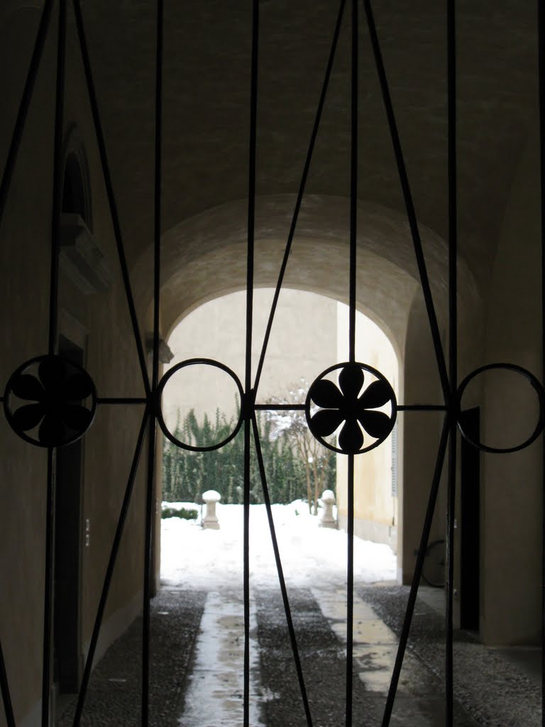 cancello, androne, cortile innevato. Piacenza