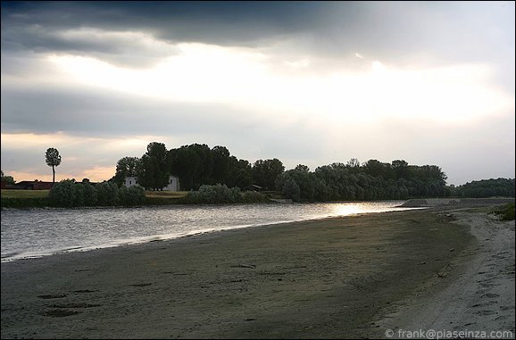 a passeggio sulla spiaggia dellisolotto Maggi