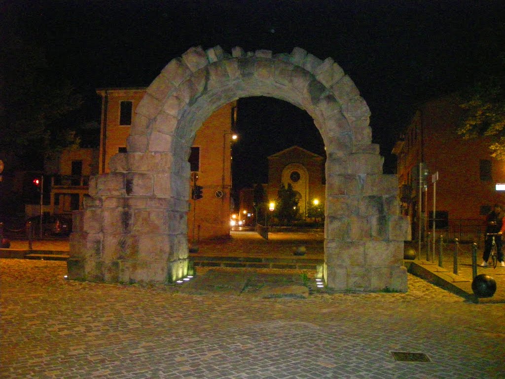 RIMINI PORTA MONTANARA IN NOTTURNO