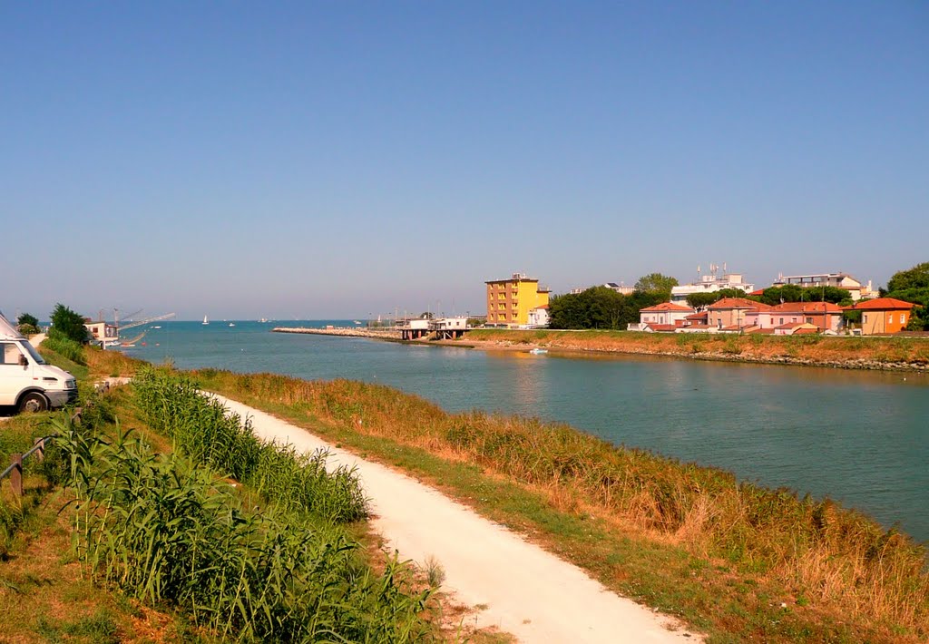 Řeka (fiume Marecchia) se vlévá do moře (v Rimini Bellamare) - le fleuve M. se dégorge dans lAdriatic