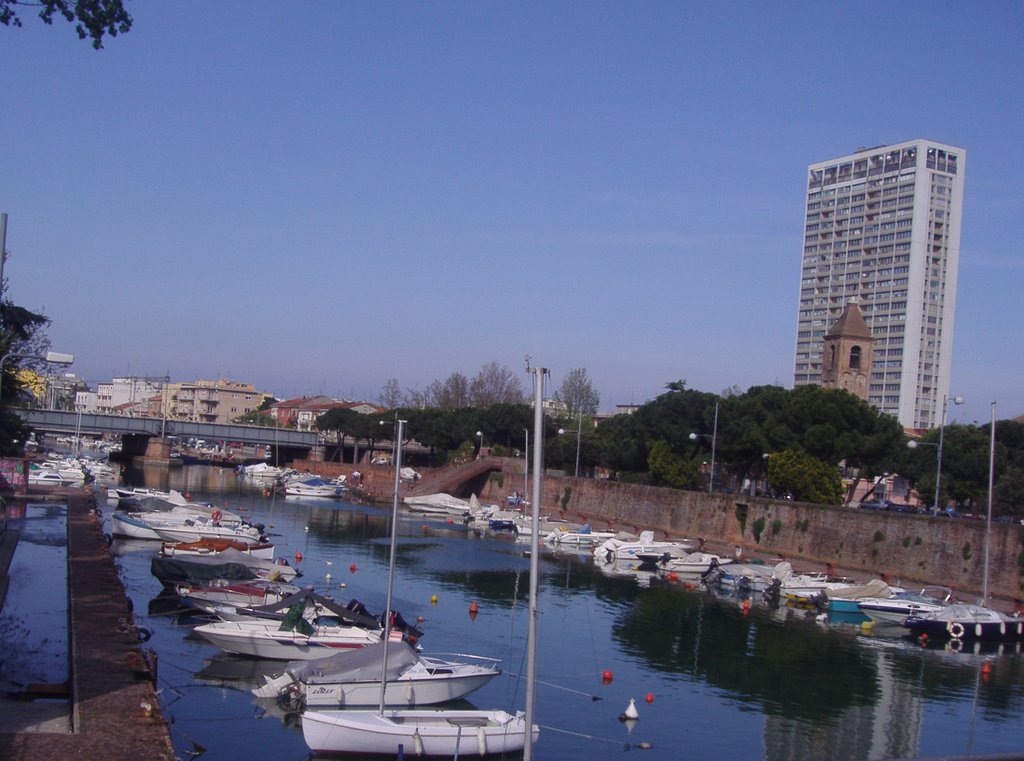 Porto canale di Rimini e il grattacielo