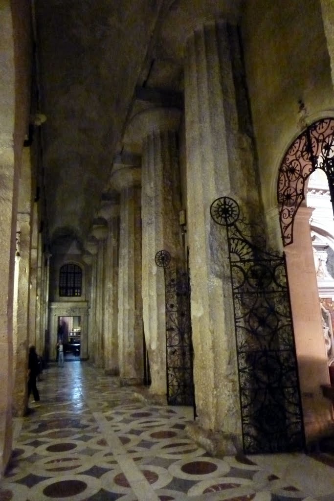 Seit 500 v. Chr. eine heilige Stätte, erst Tempel der Athene , dann christl. Kirche, als Santa Maria delle Colonn in Syrakus, Sizilien