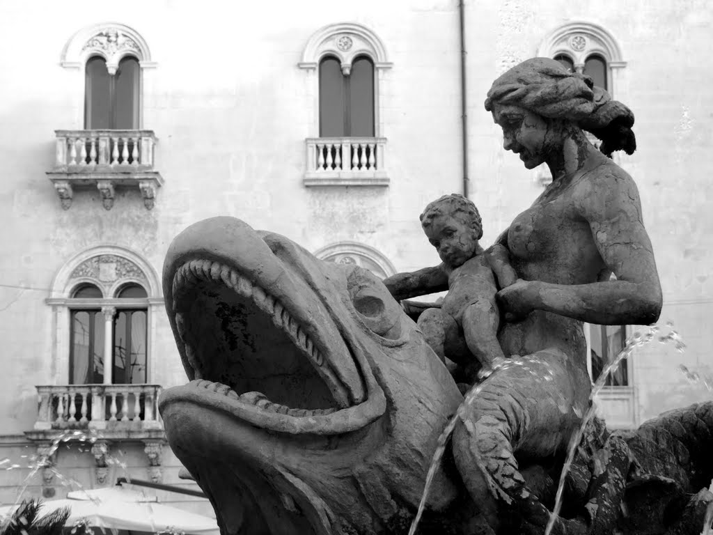 Sirena con bambino (Fontana di Diana) - Mermaid and Child (Diana fountain)