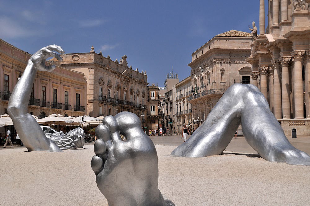 Trovandomi in Piazza Duomo a Ortigia (Siracusa) mi sono imbattuto in questa opera d’arte moderna dell’artista Seward Johnson. Un vero Shock in una delle più belle piazze d’Italia. Un’Imponente opera in un Maestoso Scenario. Contrasto tra Arte Moderna e Ar