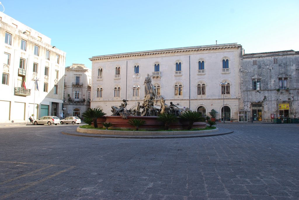 Piazza Archimede con la Fontana di Artemide