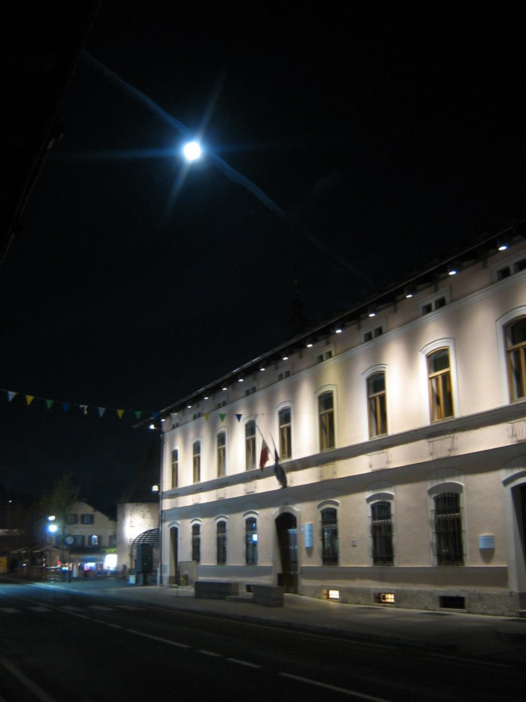 Rathaus von Tarvisio bei Vollmond