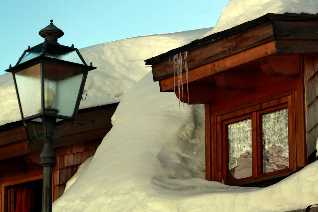 Sok hó gyűlt a tetőn, Lots of snow accumulated on the roof
