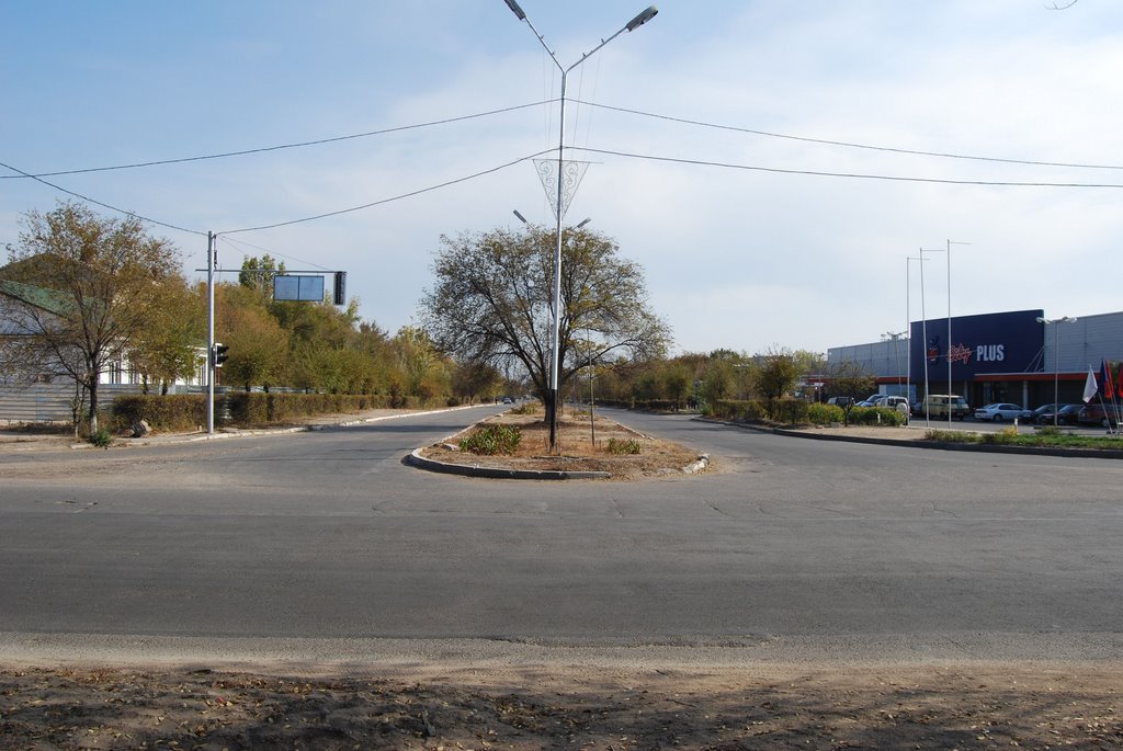 Пересечение с улицей, ведущей на площадь перед акиматом