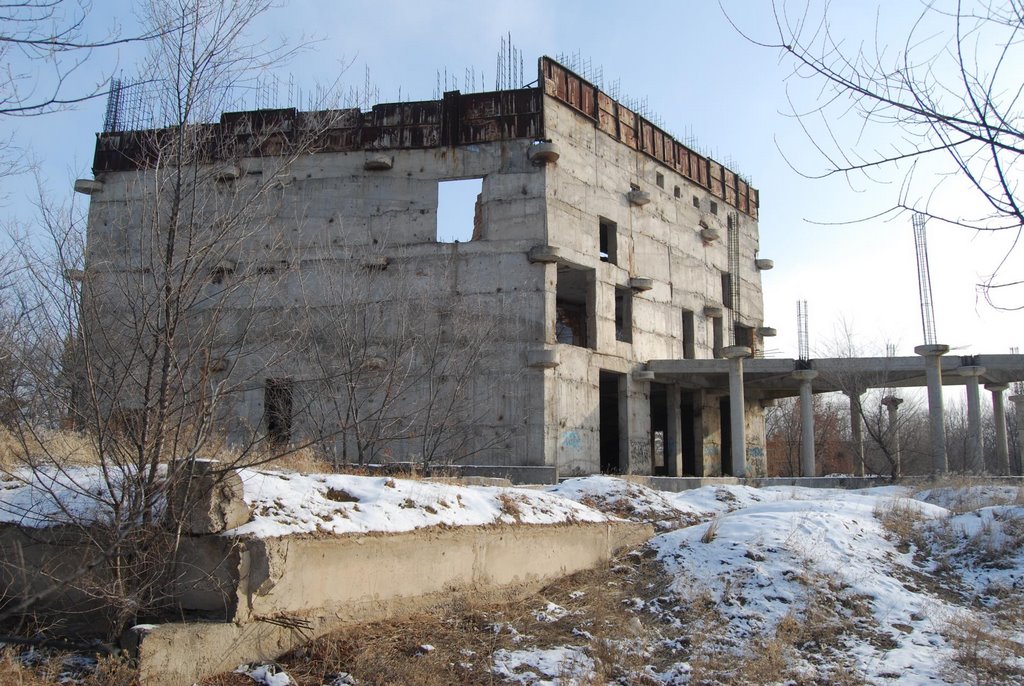 Круглое монолитное сооружение в парке