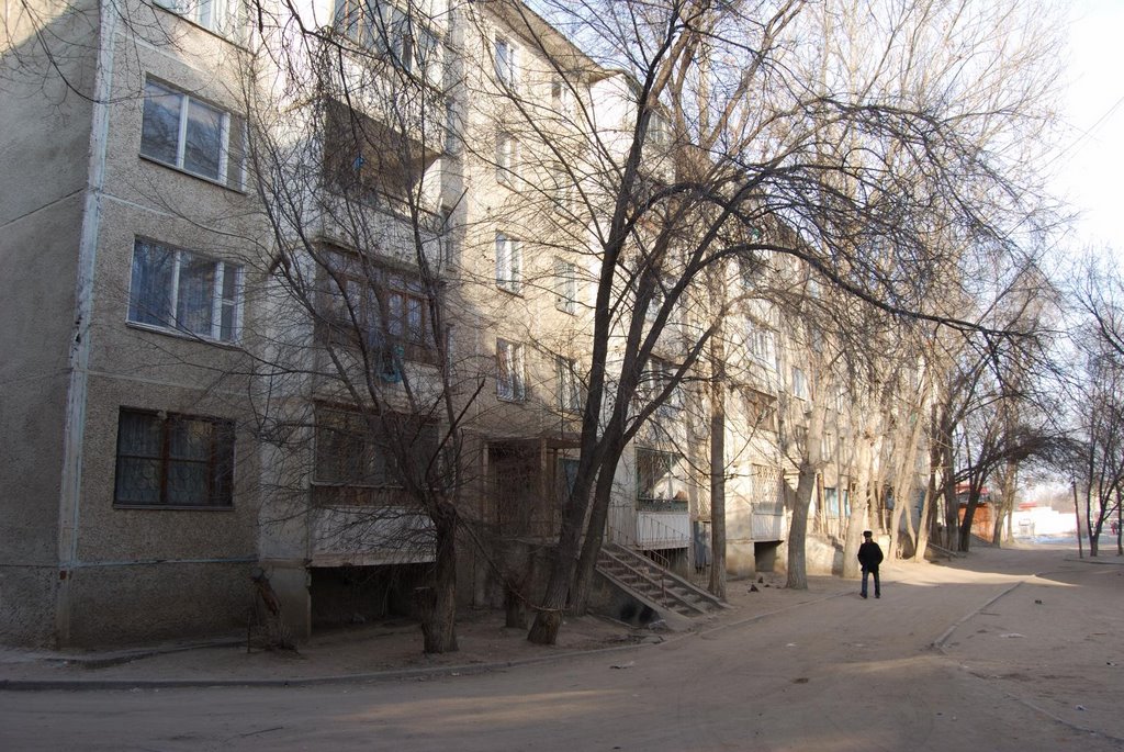Дом 16, со стороны магазина "Юбилейный", 4 м-н, г. Капчагай.