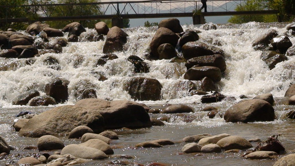 Небольшой водопад у мостика