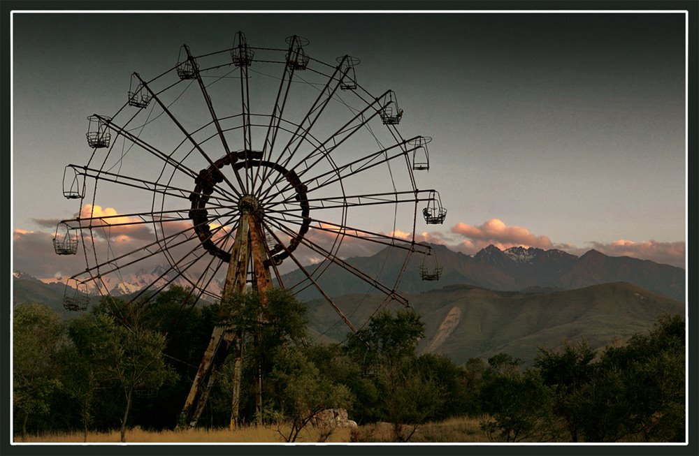 The monument to a bygone Empire  Памятник ушедшей Империи
