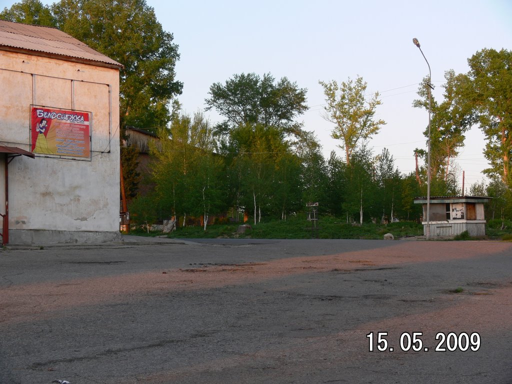 Бывший Универмаг( слева)