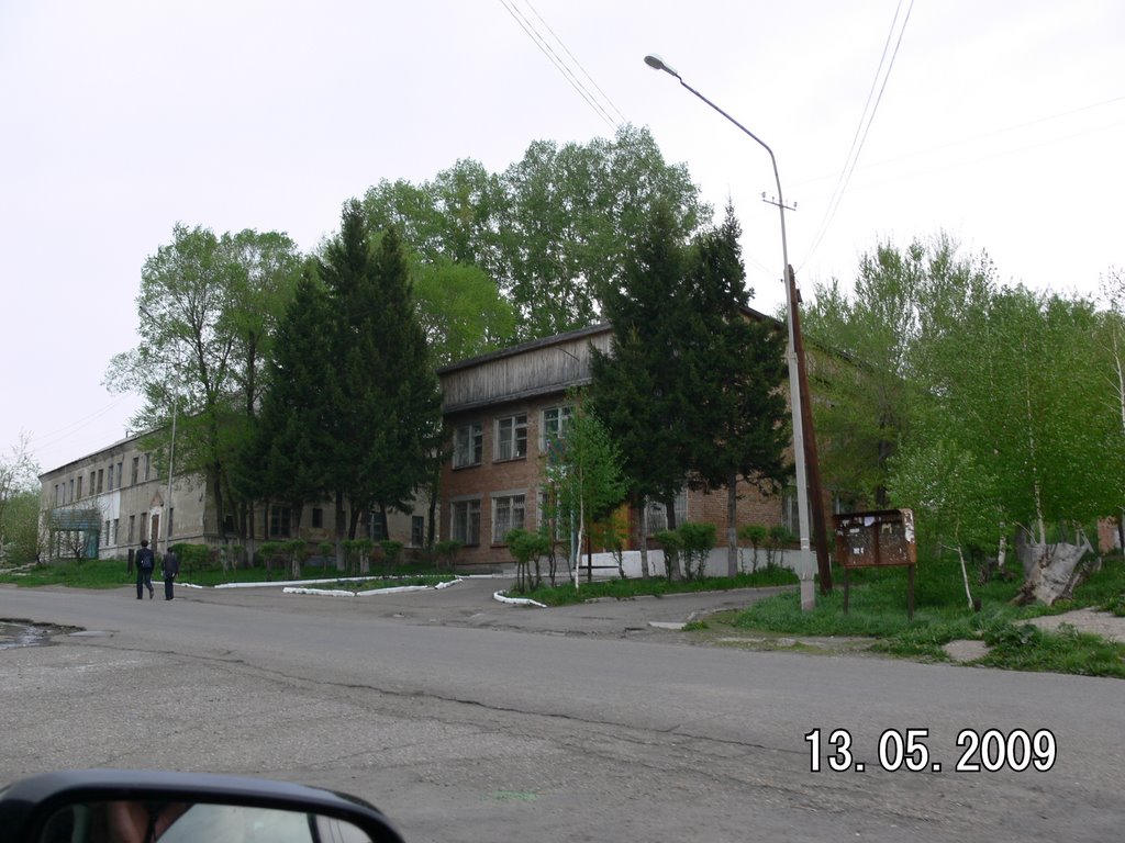 В центре.