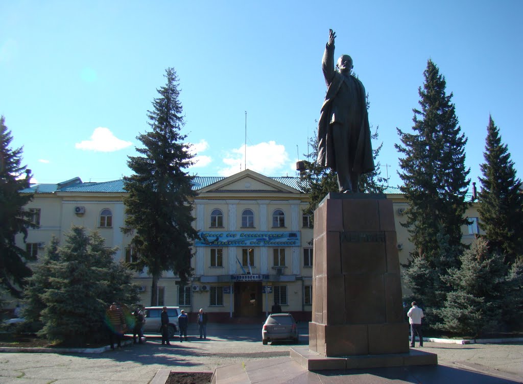 Памятник Ленину перед управлением Зыряновского ГОКа