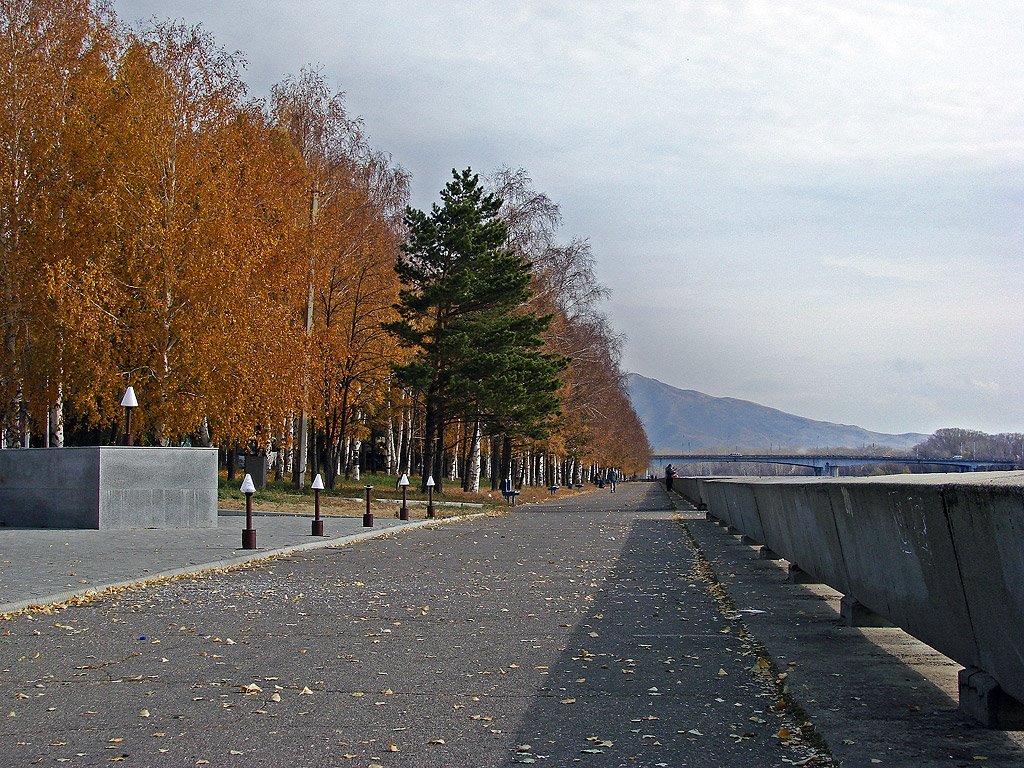 Slavskiy embankment autumn