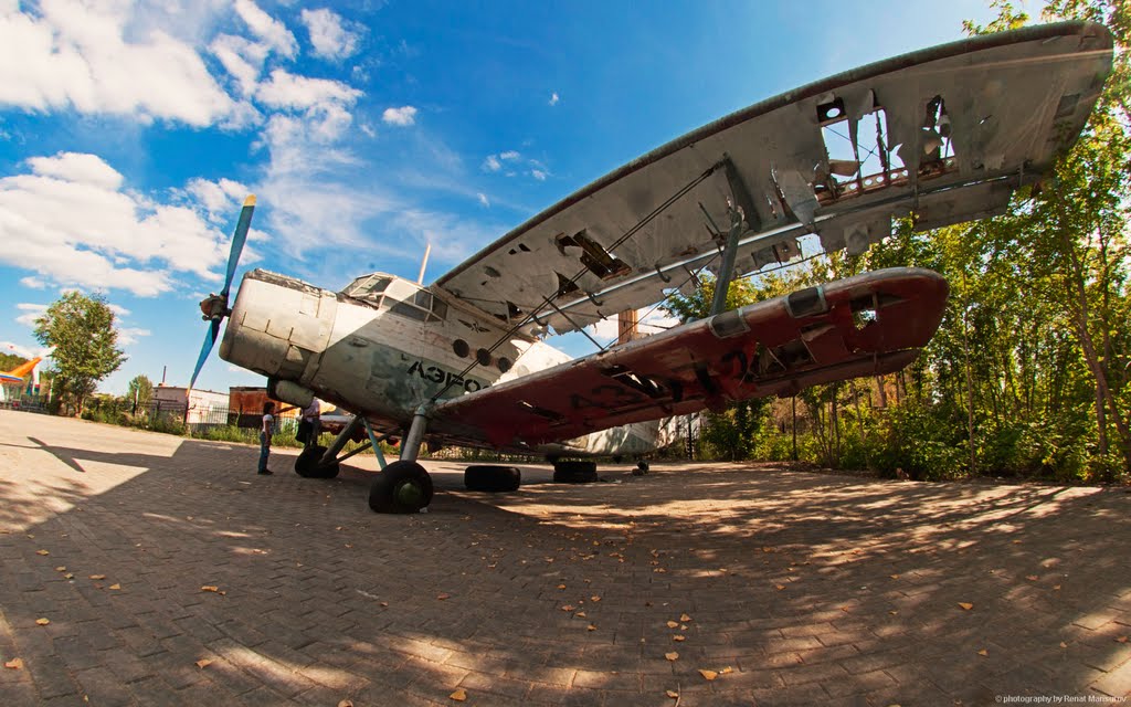 stazionar broken old plane (old tech stazionar exibition)