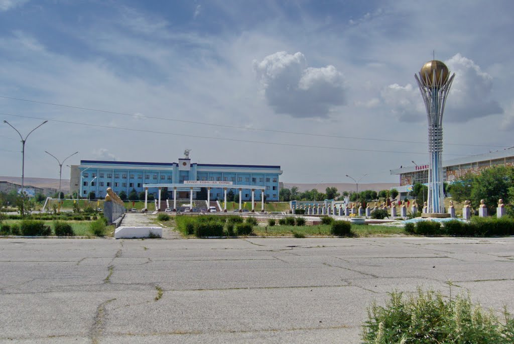 Районная администрация. Аллея Героев. Макет Байтерека.