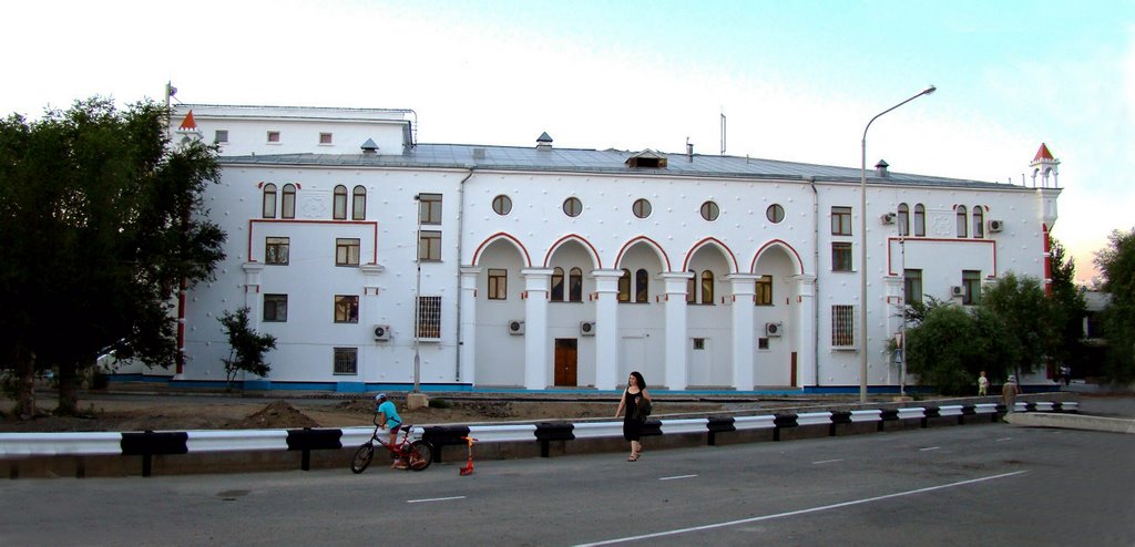 Дворец Культуры - вид с моста