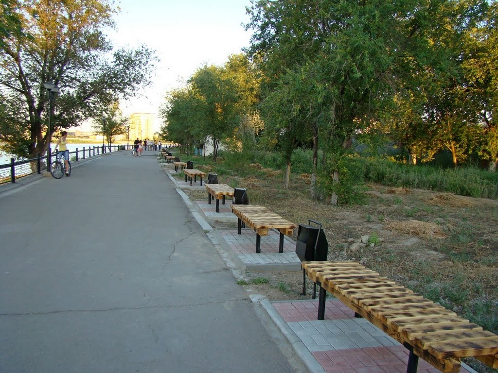 Много новых скамеек появилось на набережной жилгородка