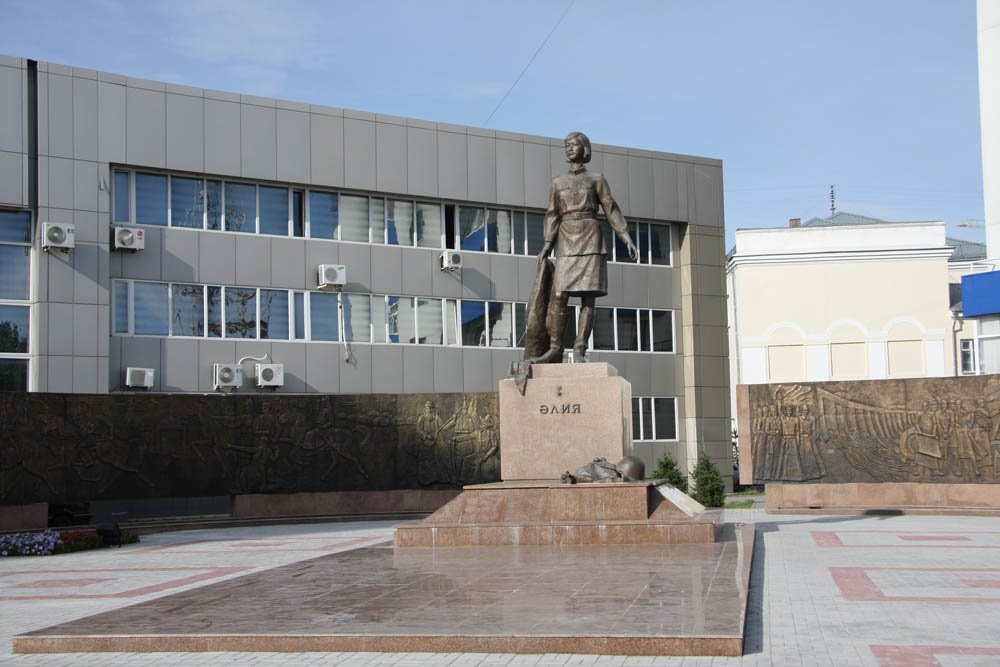 памятник Алие Молдагуловой