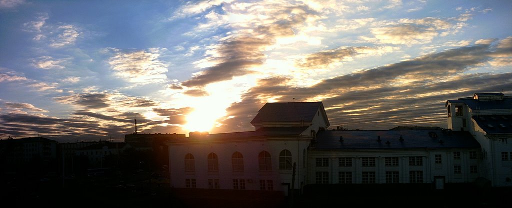 Voshod nad dvortsom Opery i Baleta